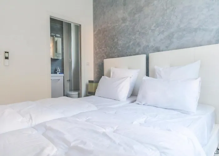 Close Croisette-Modern-A/C-Congress-Beaches